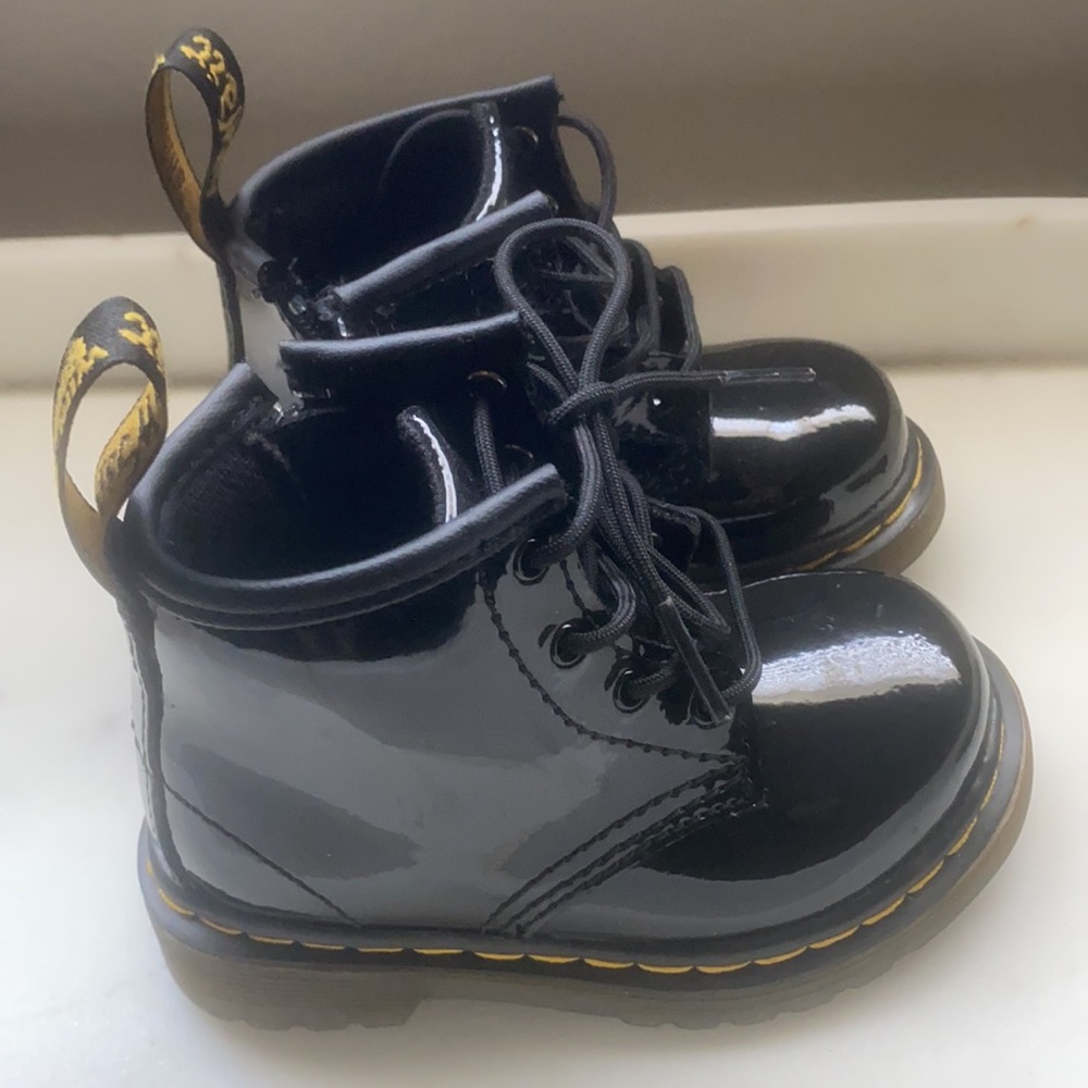 Dr.Martens kids us size 5good condition only worn once.